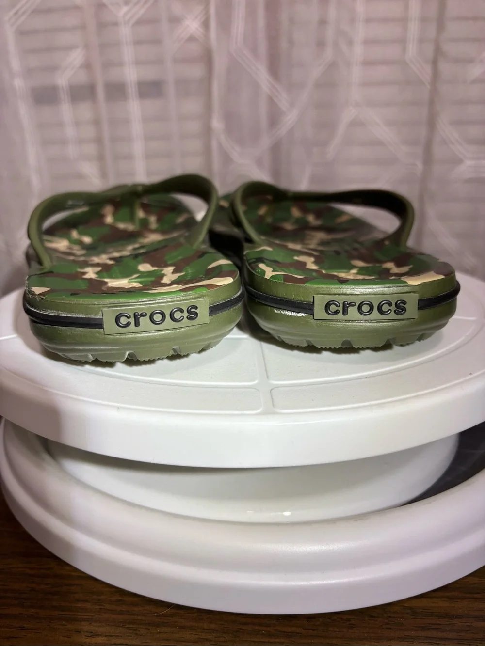 CROCS Crocband Printed MENS 8 Women’s 10 Flip Flop Sandal Green/Black camo NWT